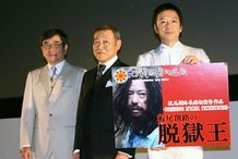インパクトのあるパネルを手に作品をPR