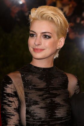 アン・ハサウェイは話しかけられたり、サインを求められたりすることが嫌い？