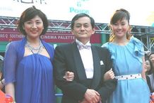 両手に花！　観月ありさ、両沢監督、松下由樹(右から)