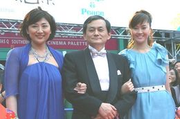 両手に花！　観月ありさ、両沢監督、松下由樹(右から)