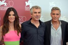 (写真左から)オスカー有力作『ゼロ・グラビティ』のサンドラ・ブロック、アルフォンソ・キュアロン監督、ジョージ・クルーニー