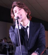 CRUDE PLAY 直筆サイン色紙 三浦翔平 浅香航大 窪田正孝 水田航生 窪田正孝、ファンの前での初めての生演奏に「指が震えた