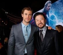 『マイティ・ソー ダーク・ワールド』のLAプレミアに登場した主演のクリス・ヘムズワースと浅野忠信