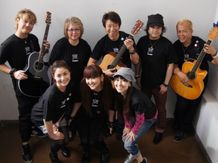 11月3日に行われた震災チャリティー・イベント「東日本大震災復興支援2013」に井上和彦(後列中央)率いる声援団が出演