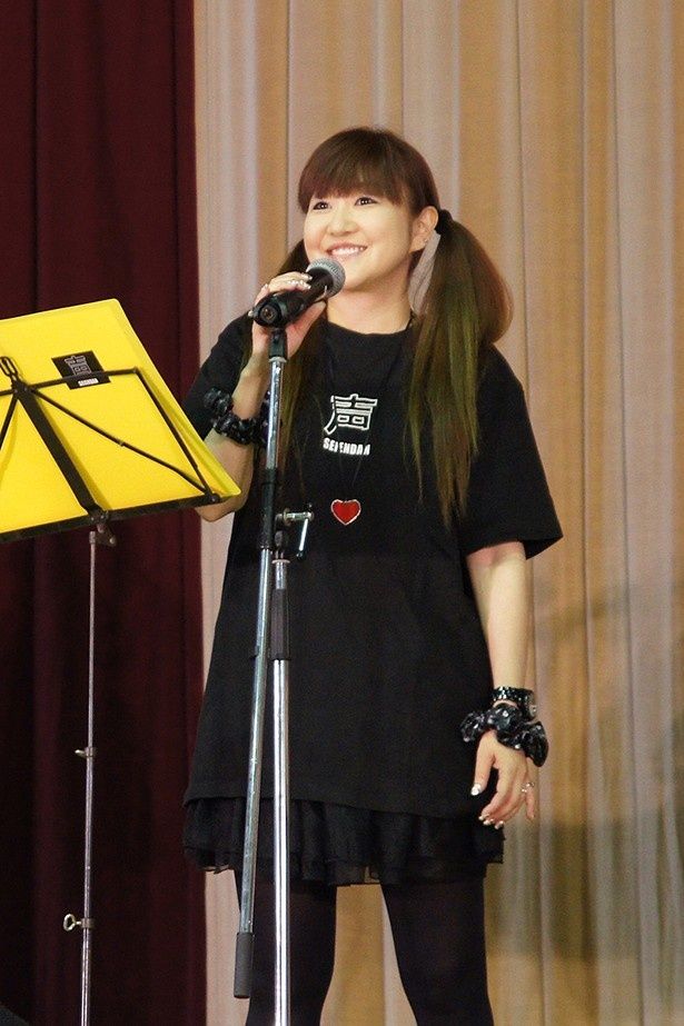 井上和彦と並ぶ声援団の中心メンバー、かないみか。「アンパンマン」のメロンパンナをはじめ代表作多数