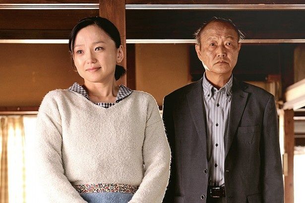 突然に母を亡くした父娘を、永作博美と石橋蓮司が演じる
