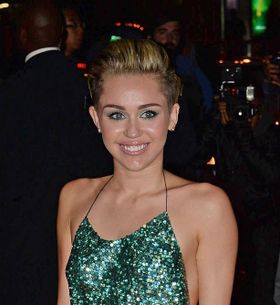 ステージ上でバッグからマリファナの葉巻とライターを取り出したお騒がせマイリー