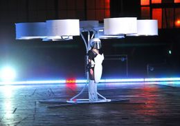 ガガが世界初の｢飛ぶドレス｣を着てファンの前に登場！