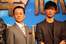 『相棒III』の製作報告会見に登壇した水谷豊と成宮寛貴