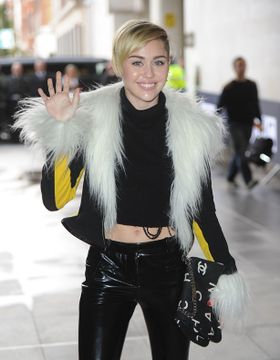 マイリーのパフォーマンスがついに警察沙汰に発展？