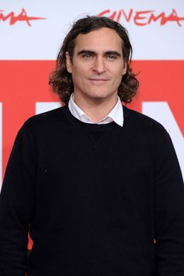 パパラッチ嫌いのホアキンが堂々と街中デート！