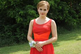 美しく奔放なサムを演じたエマ・ワトソン。インタビューで本作の魅力や共演者のことなどをたっぷり語っている