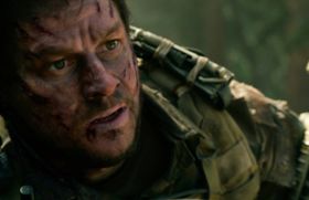 『ローン・サバイバー』ではマーク・ウォールバーグがシリアスな演技を見せる！