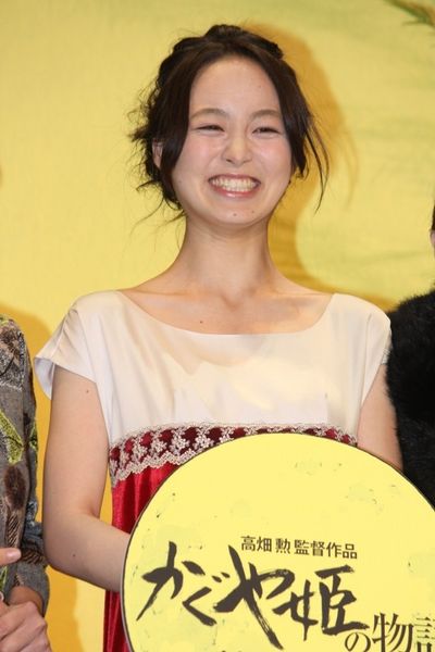 寒空の下、笑顔を見せた朝倉あき