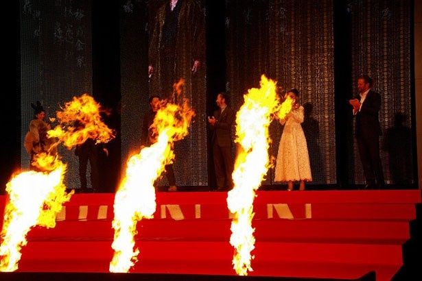 舞台上では炎が上がるなど、派手な演出も！