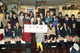映画「赤々煉恋」の女子高校生限定イベントに登場した土屋太鳳(左)と清水富美加(右)が女子高校生と記念撮影