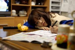 こたつでダラダラするタマ子。表情からもその無気力さが伝わってくる!?