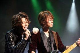 映画「カノジョは嘘を愛しすぎている」の完成披露試写会の際にサプライズでライブパフォーマンスを披露した(左から)三浦翔平と佐藤健