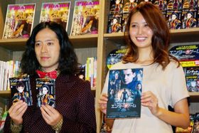 「エンダーのゲーム」新訳復刊発売イベントに登場したピースの又吉と加藤夏希