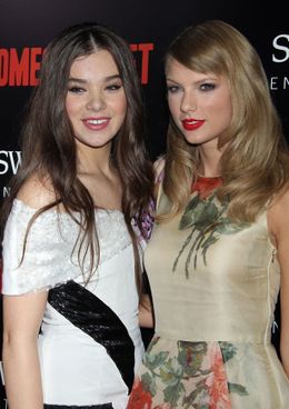 『ロミオとジュリエット』のプレミアで、ダグラスと共演していたヘイリー・スタインフェルドと写真を撮るテイラー