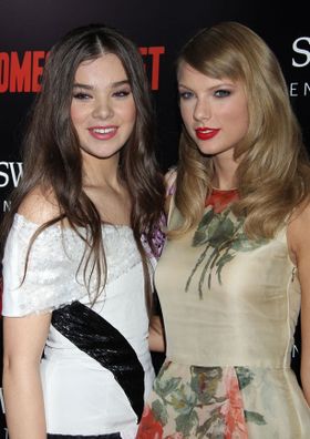 『ロミオとジュリエット』のプレミアで、ダグラスと共演していたヘイリー・スタインフェルドと写真を撮るテイラー