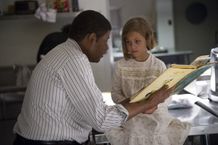 幼いキャロライン・ケネディと本を読み聞かせるホワイトハウスの執事