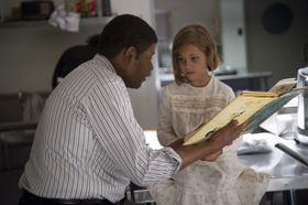 幼いキャロライン・ケネディと本を読み聞かせるホワイトハウスの執事