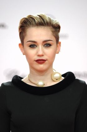 眉なし顔をインスタグラムにアップしたマイリー・サイラス