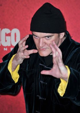 タランティーノがおじさんに乳首を噛まれていた！