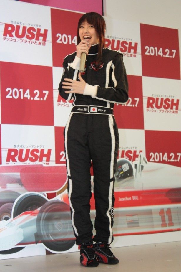 【写真を見る】マイスーツを着た南明奈の全身ショット