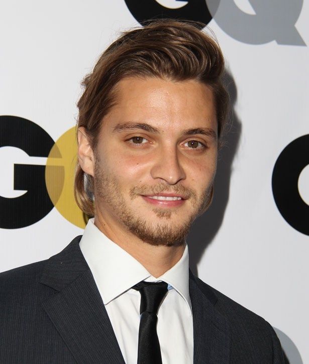 【写真を見る】38歳のお姉さまに誘惑されたイケメン俳優ルーク・グリムス！