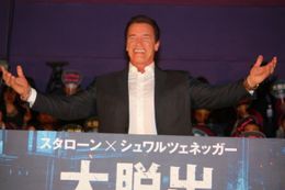 アーノルド・シュワルツェネッガーが『大脱出』のプレミアに登壇