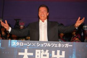 アーノルド・シュワルツェネッガーが『大脱出』のプレミアに登壇