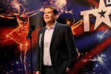 トニー賞受賞俳優ジェームズ・コーデンがポール・ポッツに扮する。楽曲はポール・ポッツ本人による吹替だ