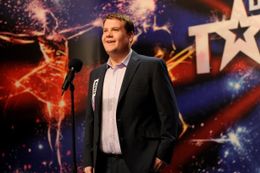 トニー賞受賞俳優ジェームズ・コーデンがポール・ポッツに扮する。楽曲はポール・ポッツ本人による吹替だ