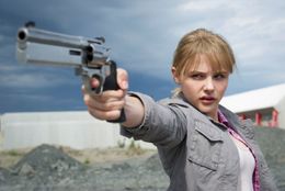 前作から4年。キュートに成長したクロエ・グレース・モレッツ演じるヒット・ガールが帰ってくる！