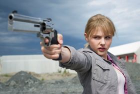 前作から4年。キュートに成長したクロエ・グレース・モレッツ演じるヒット・ガールが帰ってくる！