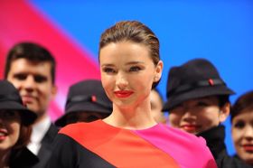 カンタス航空客室乗務員の新制服のイメージ・モデルを務めたミランダ