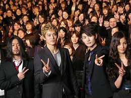 黒をまとった小栗旬らキャストと観客が映画をアピール