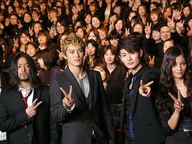 黒をまとった小栗旬らキャストと観客が映画をアピール