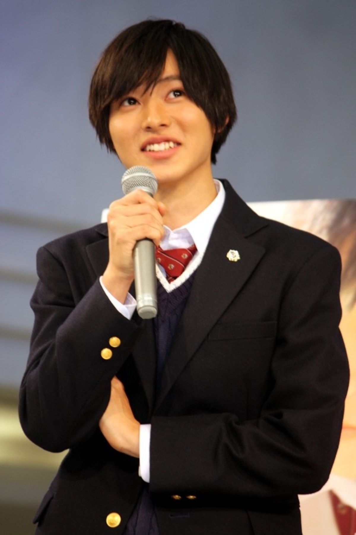 山崎賢人の“壁ドン”に女子大興奮！ツンデレイケメン王子ぶりを生披露