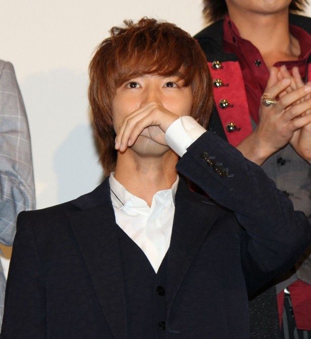 【写真を見る】白石隼也がファンからのスタンディングオベーションに感極まり、口元を押さえた