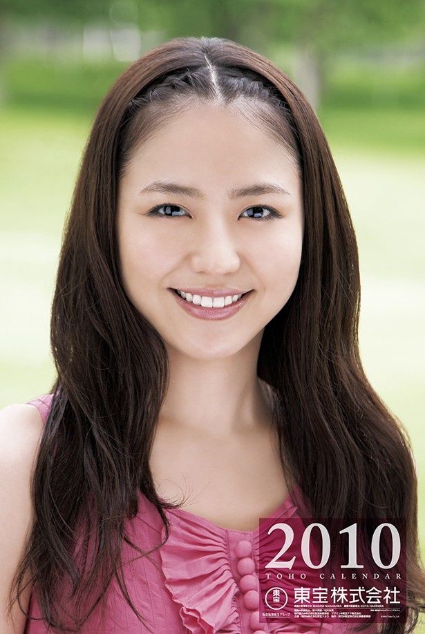 初々しい少女から大人の女性へ!長澤まさみが表紙を飾る10年分の 初々しい少女から大人の女性へ!長澤まさみが表紙を飾る10年分の