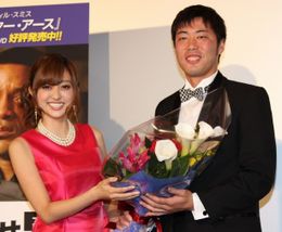 上原浩治投手とアイドリング!!!の菊地亜美がそろって登場！