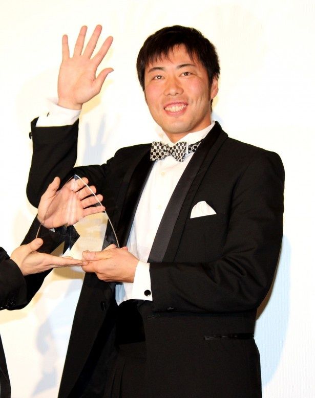 慣れないタキシード姿に「ユニフォームの方が良い」と照れ笑いを見せていた