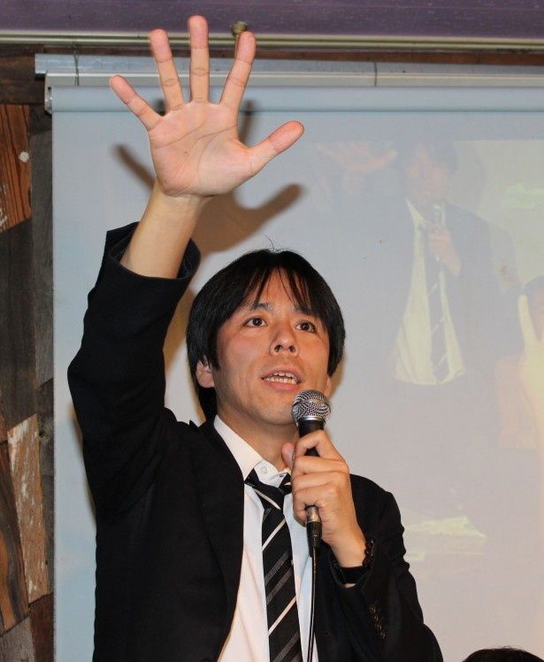 お笑いコンビ「飛石連休」の藤井ペイジが司会を務めた