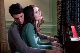 ピアノの連弾で心を通わせ始めるチャーリー(マシュー・グード)とインディア(ミア・ワシコウスカ)。恍惚とした表情が色っぽい