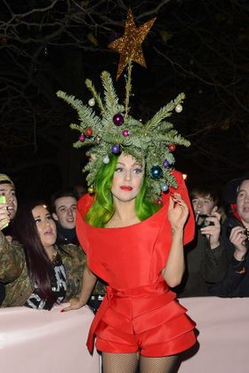 ガガの恋人へのプレゼントは等身大ガガドール？