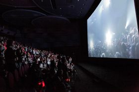 映画館ならではの大画面と大音量で体感できるライブ・ビューイングの模様