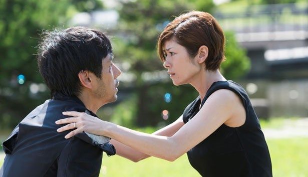 妻を名乗る女性・美由紀(真木よう子)が、彼の過去を知っている？